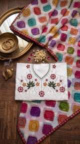 Premium Weightless C/C Fabric Saree With Beautiful Floral Bandhani Printed Design in All Over Saree And Embroidery in White – view 2
