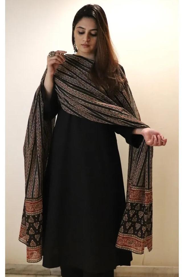 Elegant Black Viscose Chanderi Kurta Set with Printed Dupatta – view 2
